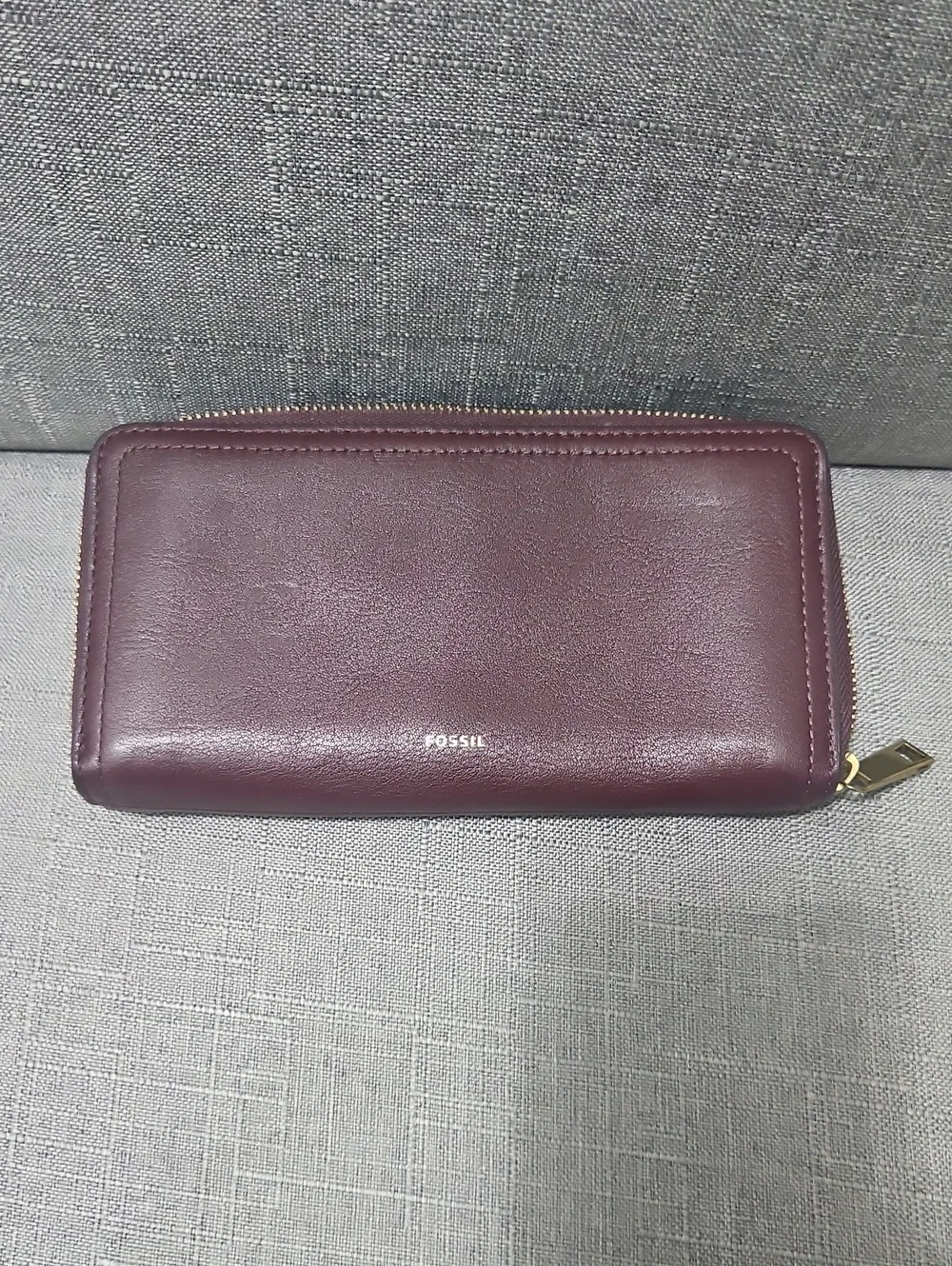 Fossil Logan RFID Leather Zip Wallet In The Color Fig / Burgundy